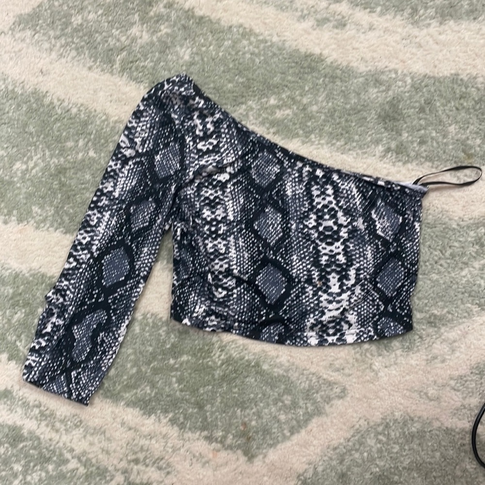 Snake Pattern One Sleeve Crop Top